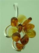 AMBER & SILVER GRAPE STYLE PENDANT. 4CM. 2H019002