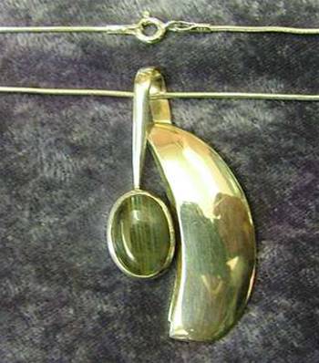 ONE OFF DESIGNER PENDANT WITH 18" SNAKE CHAIN. N2620