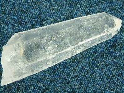SELF HEALED QUARTZ POINT SPECIMEN (HAS SLIGHT CHIP AT ITS TIP). 140 X 47 X 44MM APROX. 298g. SP97