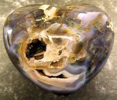 AGATE POLISHED HEART FEATURING DENDRITIC MOSS INCLUSION. 147 X 125 X 43MM APROX. 1.110Kg.