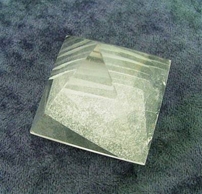 QUARTZ PYRAMID. SP8104POL