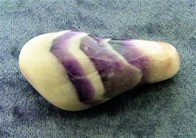 CHEVRON AMETHYST POLISHED PEBBLE SPECIMEN. SP8405POL