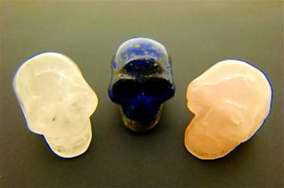 SET OF THREE GEMSTONE SKULLS IN VELVET POUCH. SP9234POL