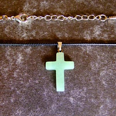 CROSS PENDANT IN GREEN AVENTURINE ON WAXED CORD.   SPR13960PEND