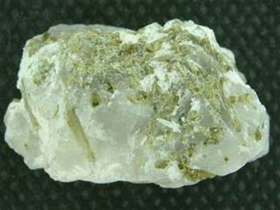 GREEN TOURMALINE IN QUARTZ SPECIMEN. 68 X 42 X 40MM APROX. 184g. SP1058