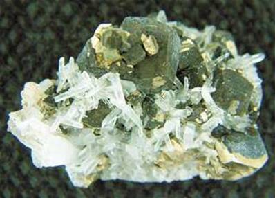 QUARTZ CLUSTER SPECIMEN. SP2489