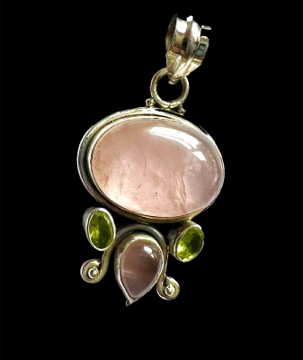 Rose Quartz with facet peridot  in 925 silver pendant.  PENRQGAR12