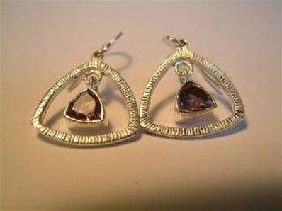 SILVER AND AMETHYST PENDANT EARRINGS. 2CM DROP. 3g. EA2150