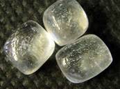 TUMBLED ICELANDIC SPAR PEBBLES. 1.5 - 2CM ACROSS. 8g. SP1191POL