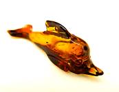 DOLPHIN CARVING IN BALTIC AMBER. SP8817