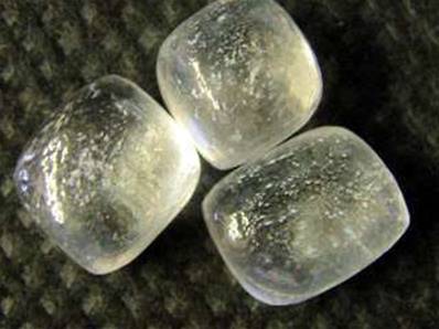 TUMBLED ICELANDIC SPAR PEBBLES. 1.5 - 2CM ACROSS. 8g. SP1191POL