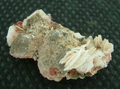 BARYTES WITH VANADANITE CRYSTALS. SP619