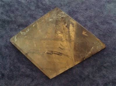 SMOKEY QUARTZ PYRAMID. SP8453POL