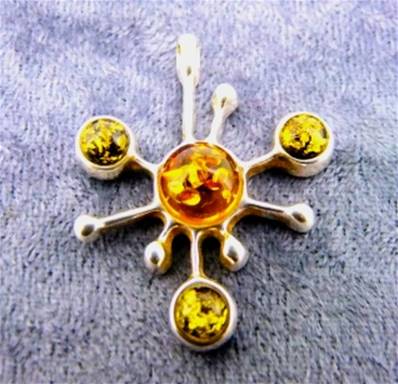 AMBER GREEN & GOLD SPUTNIK PENDANT. BM2G042002