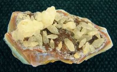 CALCITE WITH QUARTZ DRUZE ON AGATE MATRIX. SP2077