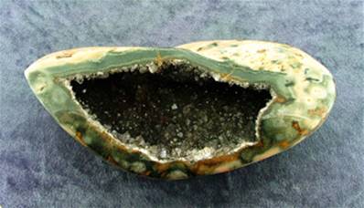 POLISHED AGATE GEODE SPECIMEN. SP7599POL