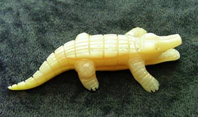 CROCODILE CARVING IN MOTHER OF PEARL. SP8239POL