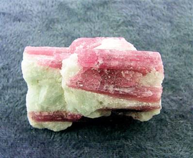 RUBELLITE IN QUARTZ ROUGH CRYSTAL SPECIMEN. SP7908