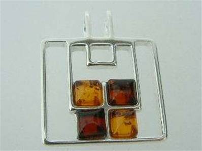 SILVER ART DECO STYLE SQUARE AMBER PENDANT. 2.25 X 2.25CM. 2L0150021