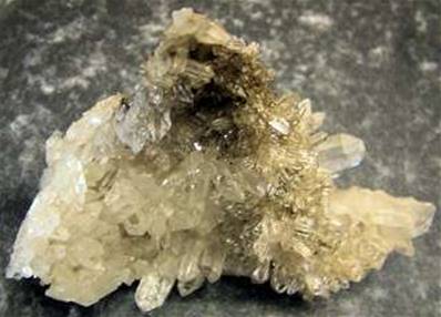 QUARTZ CLUSTER SPECIMEN. 148 X 120 X 52MM APROX. 92g. SP1460