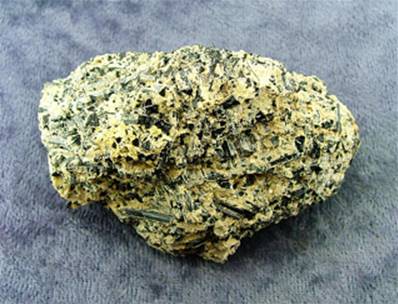 BLACK TOURMALINE IN FELDSPAR MATRIX. SP7469