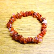 ELASTICATED CARNELIAN CLUSTER CHIP BRACELET.   SPR14295BR