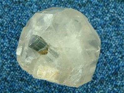 GREEN TOURMALINE IN DOUBLE TERMINATED QUARTZ SPECIMEN. 80 X 75 X 52MM APROX. 450g. SP26