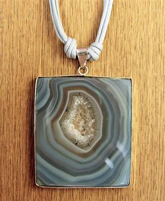 CORD NECKLACE FEATURING A LARGE SQUARE CUT AGATE SLICE. SP8083