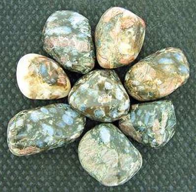 QUE SERA / LLANITE TUMBLED PEBBLES. 35 - 50MM ACROSS. 35 - 50g. SPR1883POL