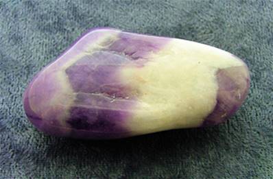 CHEVRON AMETHYST POLISHED PEBBLE SPECIMEN. SP8408POL