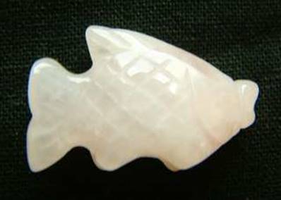 CARVING OF FISH IN ROSE QUARTZ. SPR3963POL