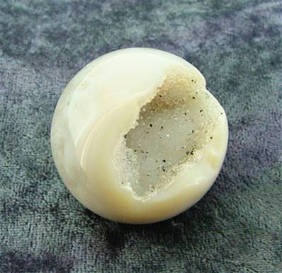 AGATE WITH QUARTZ GEODE SPHERE. SP6348POL