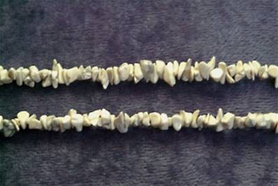 HOWLITE GEM CHIP NECKLACE. 24" LONG. 20g. SPR871