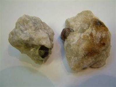 GARNET IN MICACEOUS QUARTZ 2-4CM 20-30g GARN02