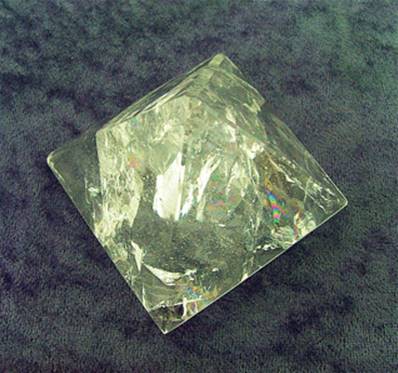 QUARTZ PYRAMID. SP8108POL