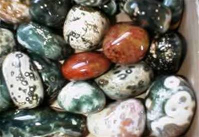 HAND POLISHED ORBICULAR JASPER PEBBLES (MADAGASCAR). 200