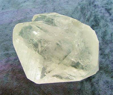 DOUBLE TERMINATED QUARTZ POINT SPECIMEN. SP5574