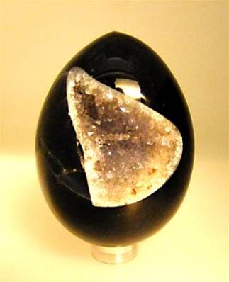 AGATE GEODE EGG IN BLACK. SP9761POL