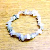 ELASTICATED LABRADORITE CLUSTER CHIP BRACELET.   SPR14296BR